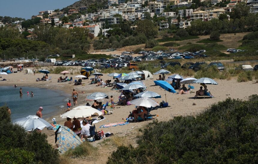 Συνελήφθησαν 5 ιδιοκτήτες και υπεύθυνοι καταστημάτων για παράνομη κατάληψη παραλίας