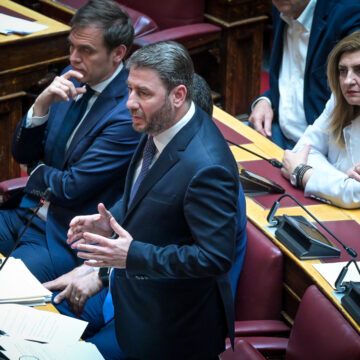 Με νομικές ακροβασίες επιχειρούν να “ξεπλύνουν” τις ευθύνες του κ. Καραμανλή