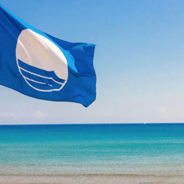 Γαλάζιες σημαίες σε δεκαπέντε παραλίες του Νομού Αττικής