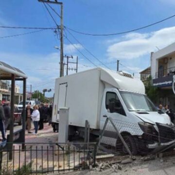 Φορτηγό πέρασε ξυστά από στάση λεωφορείου με μαθητές