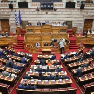 Άρχισε η συζήτηση επί των προτάσεων για σύσταση προκαταρκτικής επιτροπής για τα Τέμπη