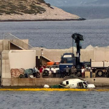 Ελικόπτερο έπεσε στη Μαρίνα Βουλιαγμένης