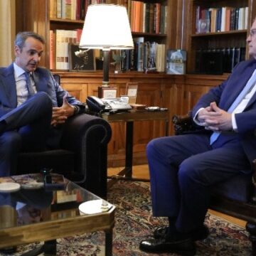 Συνάντηση του Κυριάκου Μητσοτάκη με τον Κωνσταντίνο Τασούλα