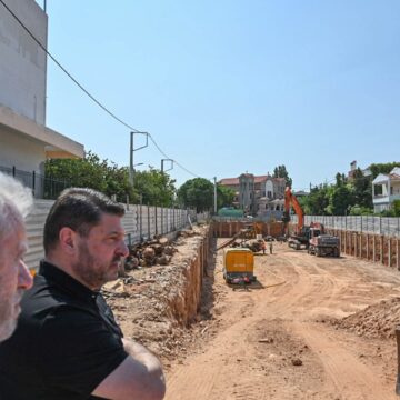 Αυτοψίες σε αντιπλημμυρικά έργα στη Βάρη και τα Βριλήσσια