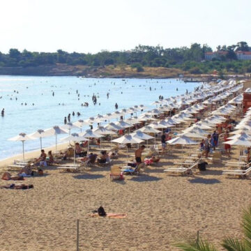 Συνελήφθησαν δύο υπεύθυνοι καταστημάτων σε παραλία της Αναβύσσου