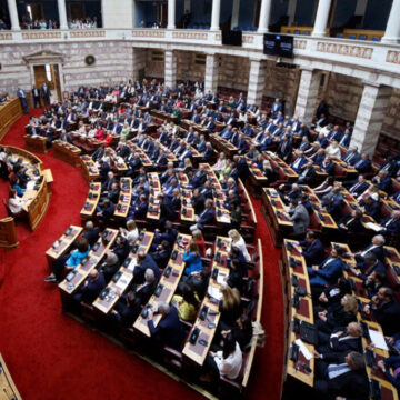 Με ψήφους 157 βουλευτών παραπέμπεται στο Δικαστικό Συμβούλιο ο Κ. Καραμανλής