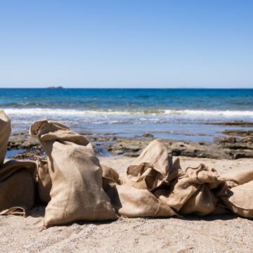 Συλλογή 55 κιλών απορριμμάτων στην παραλία Αγίου Νικολάου στο Λαγονήσι