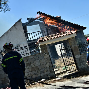 Πέντε σπίτια κάηκαν από τη φωτιά στο Κορωπί