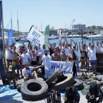 Δεκαπέντε χιλιάδες λίτρα απορριμμάτων ανασύρθηκαν από το λιμάνι του Λαυρίου