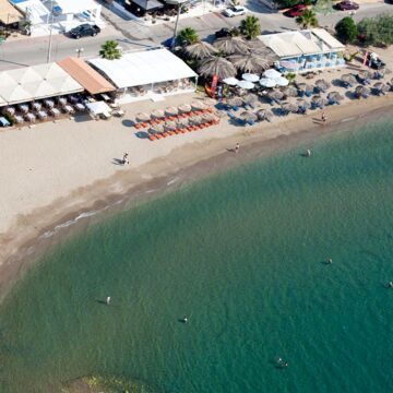 Σε εφαρμογή η υποχρεωτική ανάρτηση QR-Code για κάθε παραχώρηση αιγιαλού και παραλίας