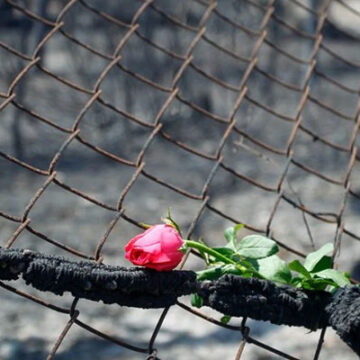 Επιμνημόσυνες δεήσεις και εκδηλώσεις μνήμης για τα θύματα της καταστροφικής πυρκαγιάς