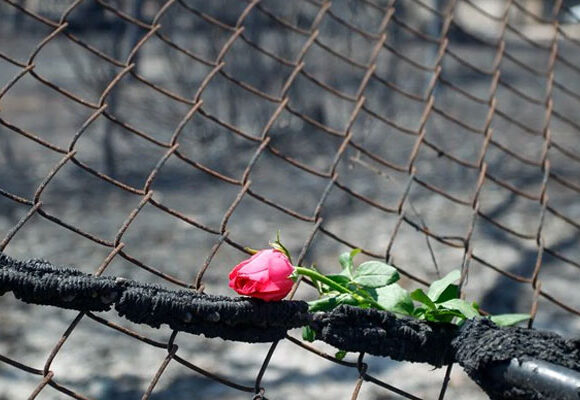 Επιμνημόσυνες δεήσεις και εκδηλώσεις μνήμης για τα θύματα της καταστροφικής πυρκαγιάς