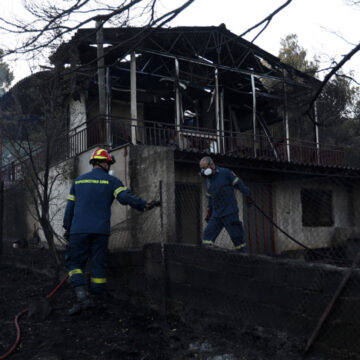 Ζημιές σε σπίτια προκάλεσε η φωτιά στο Πικέρμι