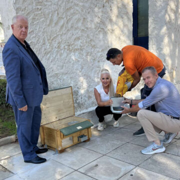 Τρία νέα σπιτάκια με ταΐστρες και ποτίστρες για αδέσποτα ζώα