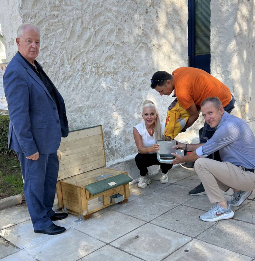 Τρία νέα σπιτάκια με ταΐστρες και ποτίστρες για αδέσποτα ζώα