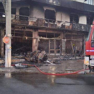 ΙΧ έπεσε σε κατάστημα και προκάλεσε φωτιά