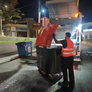 Πλύση και απολύμανση κάδων στον Αυλώνα