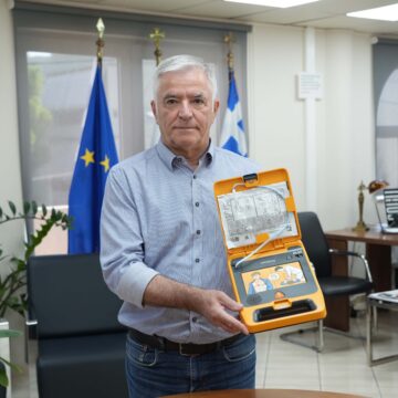 Αυτόματοι απινιδωτές σε εννέα δημοτικούς χώρους