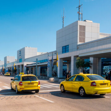 Οδηγός ταξί απείλησε με μαχαίρι συνάδελφό του για μία κούρσα