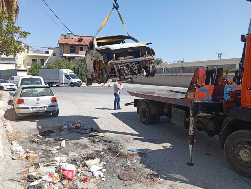 Συνεχίζονται οι επιχειρήσεις απομάκρυνσης εγκαταλελειμμένων οχημάτων