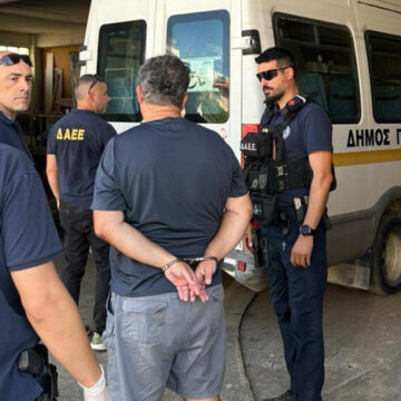 Συνελήφθη μόνιμος υπάλληλος του δήμου για τέσσερις εμπρησμούς