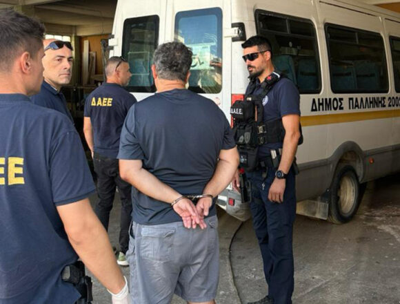 Συνελήφθη μόνιμος υπάλληλος του δήμου για τέσσερις εμπρησμούς
