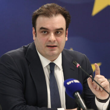 Ένα δισ. ευρώ στους λογαριασμούς των δημοσίων υπαλλήλων το 2026