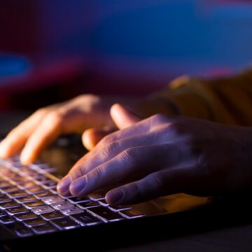 PORNOGRAFIA Άνδρας είχε βάλει κρυφή κάμερα σε γυναικείες τουαλέτες εταιρείας