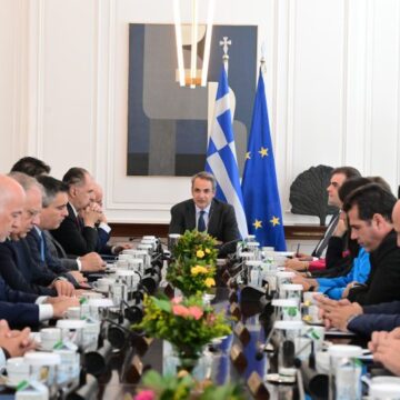 Επιστροφή μεριδίου της καλής πορείας της οικονομίας στην κοινωνία