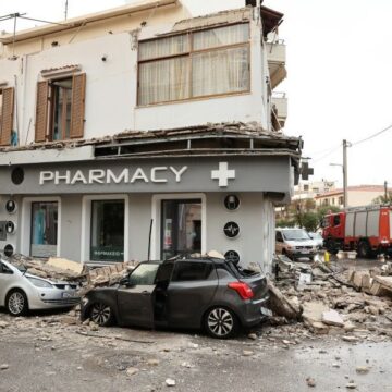 Κατέρρευσαν μπαλκόνια σε κεντρικό δρόμο στο Λαύριο