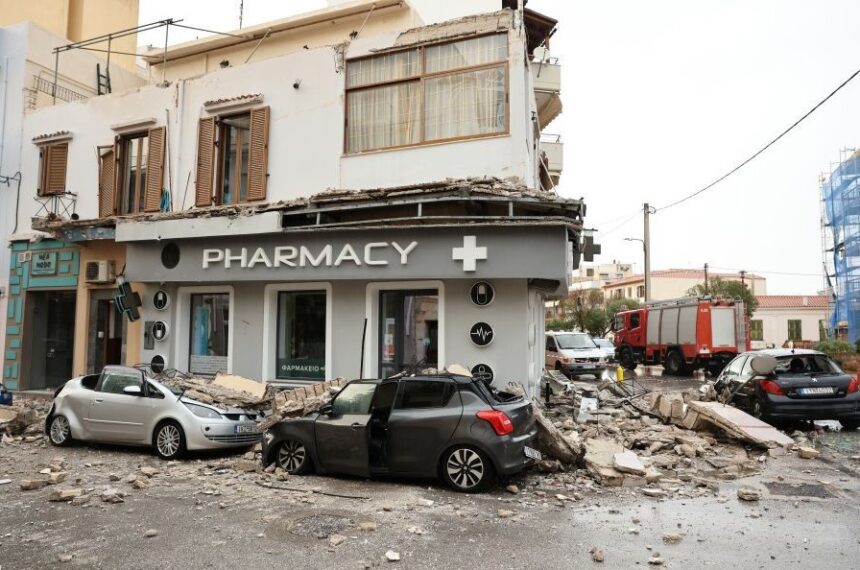 Κατέρρευσαν μπαλκόνια σε κεντρικό δρόμο στο Λαύριο
