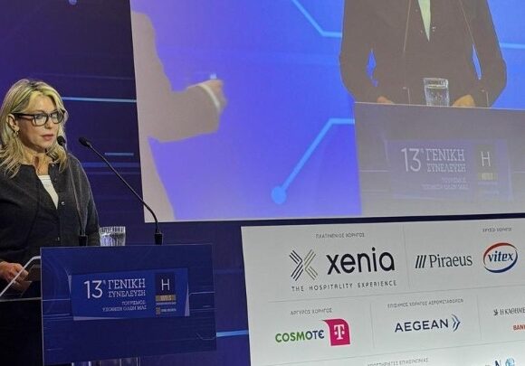 Η υφυπουργός Τουρισμού Άννα Καραμανλή στα εγκαίνια της Xenia 2025