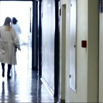 14χρονη έγκυος απέβαλε, μετά από επίθεση από την μητέρα της