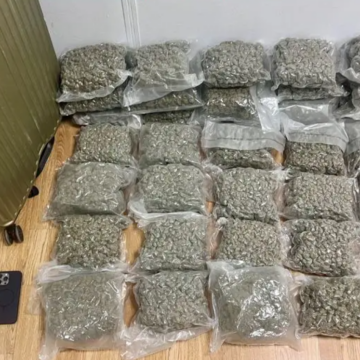 21χρονος προσπάθησε να περάσει 18 κιλά κάνναβης στη βαλίτσα του