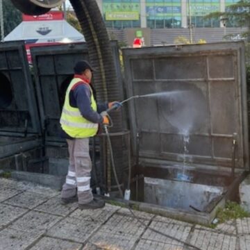 Εντατικοποιούνται οι εργασίες καθαρισμού και απολύμανσης των υπόγειων κάδων απορριμμάτων