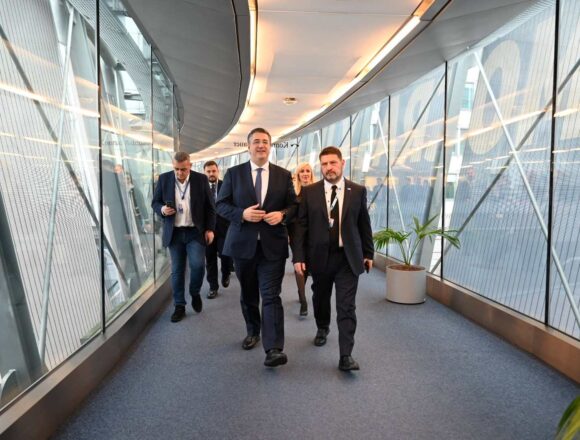 «Διεκδικούμε αδιαπραγμάτευτα περισσότερους πόρους για τις Περιφέρειες»