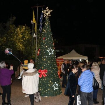 Με φως, μουσική και συμμετοχή πολιτών ξεκίνησαν τα Χριστούγεννα σε Ραφήνα και Πικέρμι
