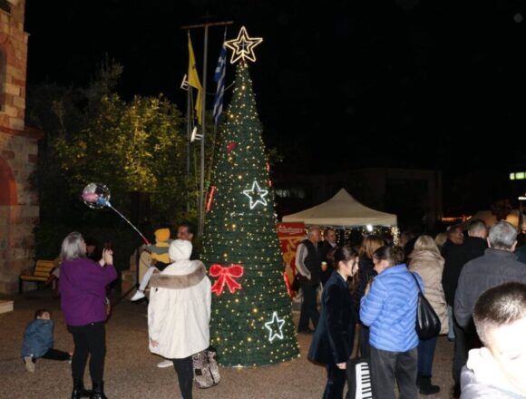 Με φως, μουσική και συμμετοχή πολιτών ξεκίνησαν τα Χριστούγεννα σε Ραφήνα και Πικέρμι