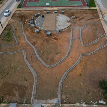 Νέα παιδική χαρά στα Καλύβια