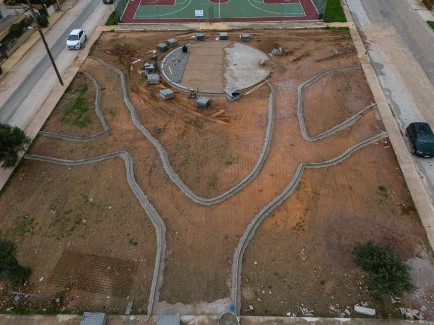 Νέα παιδική χαρά στα Καλύβια