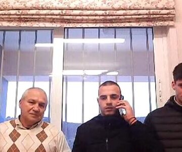 Μαθητές μπήκαν σε φλεγόμενο κτίριο και έσωσαν ηλικιωμένο