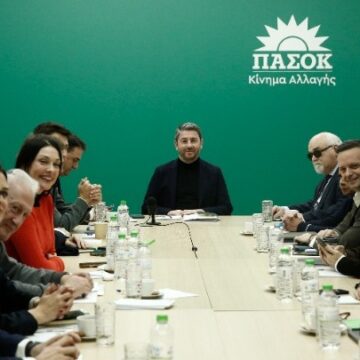 Απέναντι σε μια κυβέρνηση βουτηγμένη στη διαφθορά, υπάρχει το ΠΑΣΟΚ