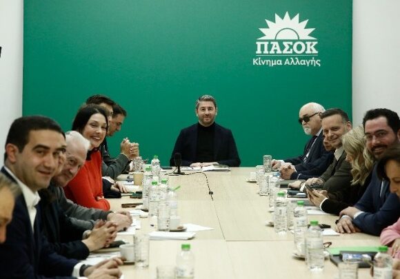 Απέναντι σε μια κυβέρνηση βουτηγμένη στη διαφθορά, υπάρχει το ΠΑΣΟΚ