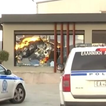 Επίθεση σε γραφεία λάθος εταιρείας από τον Ρουβίκωνα