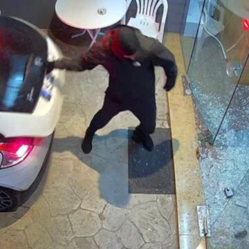 Εισέβαλαν με όχημα σε επιχείρηση και απέσπασαν εξοπλισμό χιλιάδων ευρώ