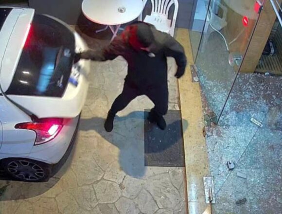 Εισέβαλαν με όχημα σε επιχείρηση και απέσπασαν εξοπλισμό χιλιάδων ευρώ