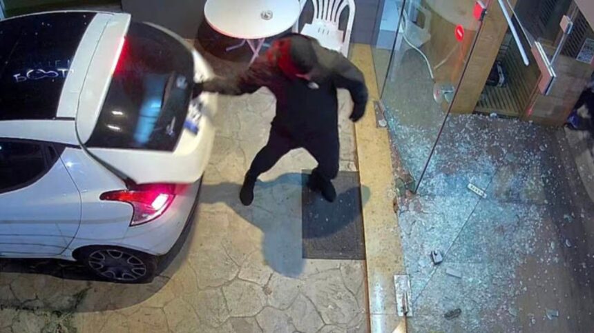 Εισέβαλαν με όχημα σε επιχείρηση και απέσπασαν εξοπλισμό χιλιάδων ευρώ