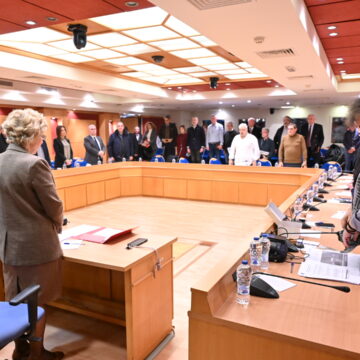Η ΚΕΔΕ τίμησε τη μνήμη των θυμάτων με ενός λεπτού σιγή