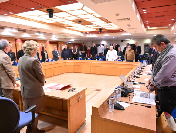 Η ΚΕΔΕ τίμησε τη μνήμη των θυμάτων με ενός λεπτού σιγή