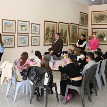 Την σπουδαία συλλογή του Ζωγράφου Χρήστου Τσεβά απολαμβάνουν οι μικροί μαθητές των Αχαρνών